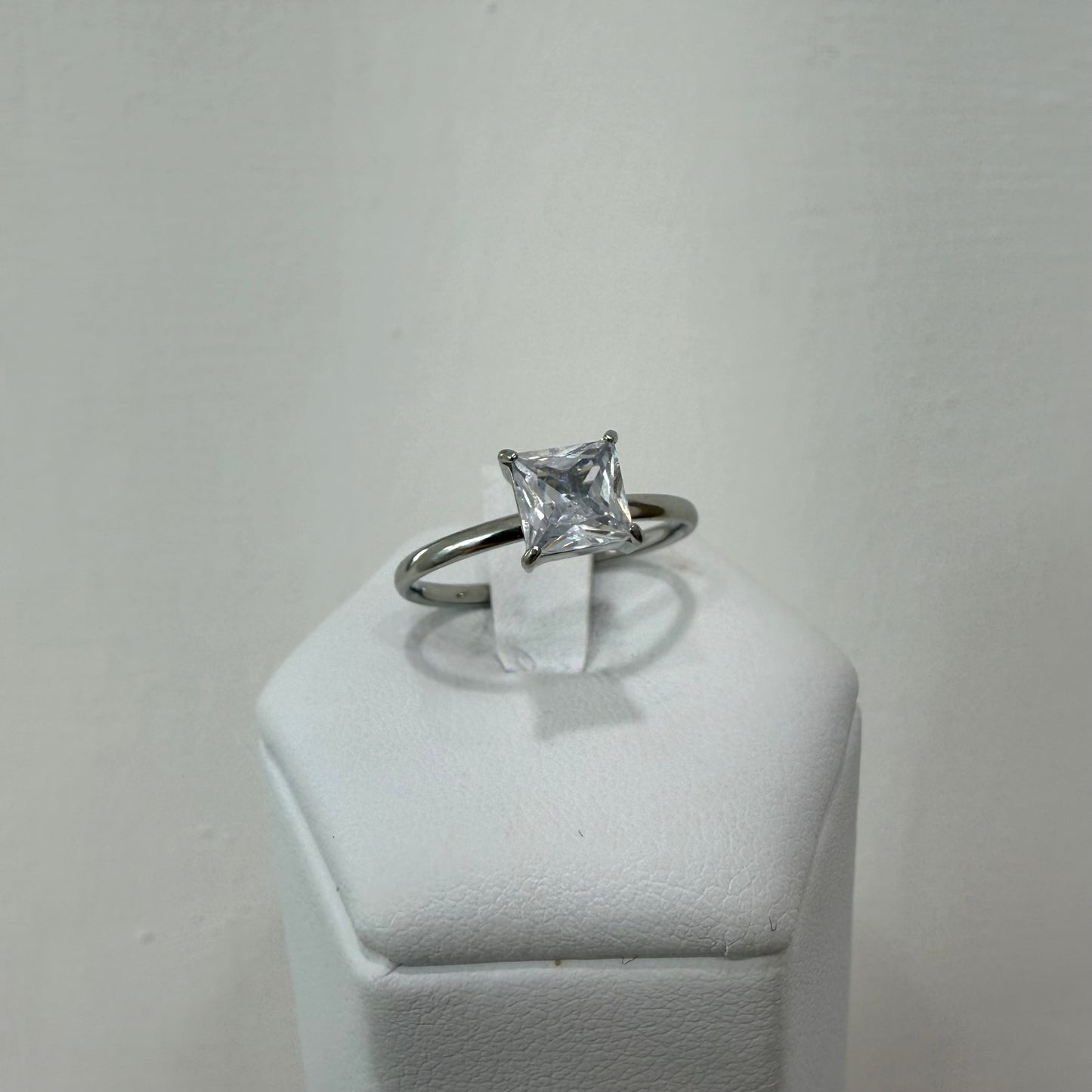 Anello solitario quadrato