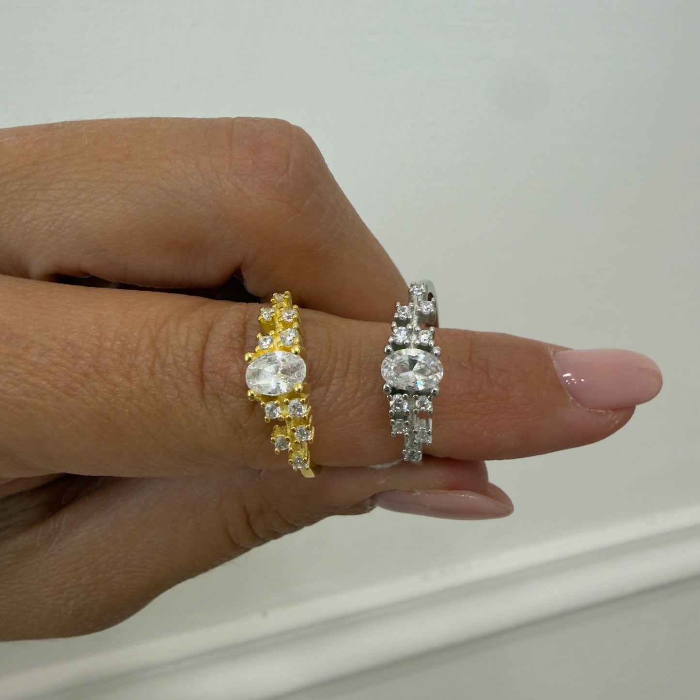 Anello punto luce con zirconi
