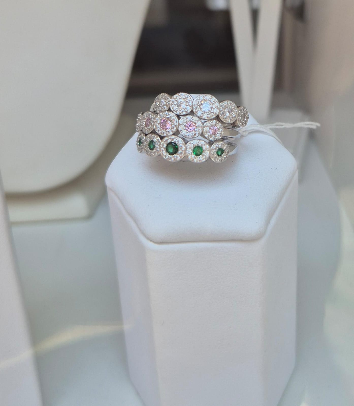Anello con pietre