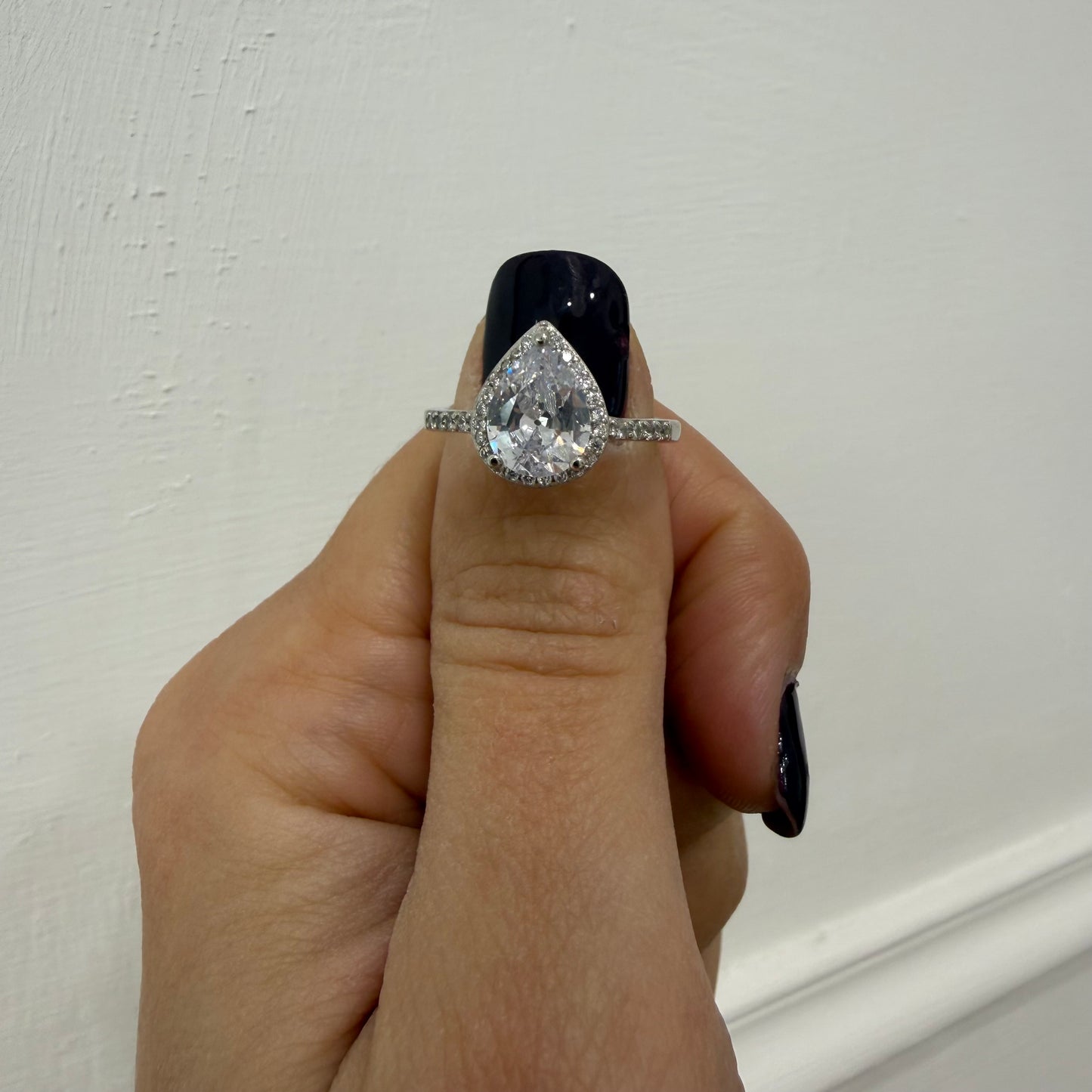 Anello goccia diamante