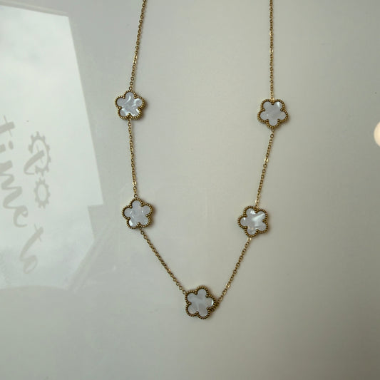 Collana fiori bianchi