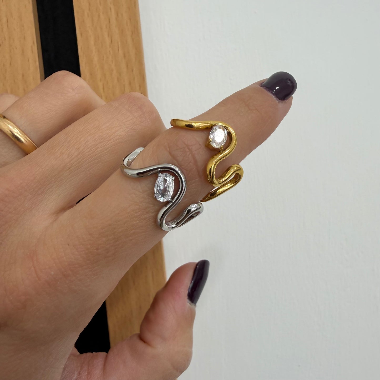 Anello onde con diamante